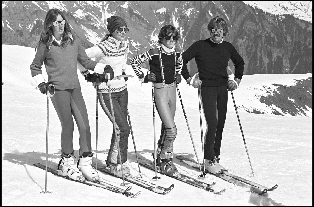 ARCHIVES : ROBERT REDFORD EN VACANCES AU SKI EN FAMILLE PLEIN PIED FEMININ HOMME ACTEUR MONTAGNE NEIGE SKI NOIR ET BLANC Gstaad Suisse *** Archiv ROBERT REDFORD IN Urlaub Au SKI IN Familie voll Fu� FE ...