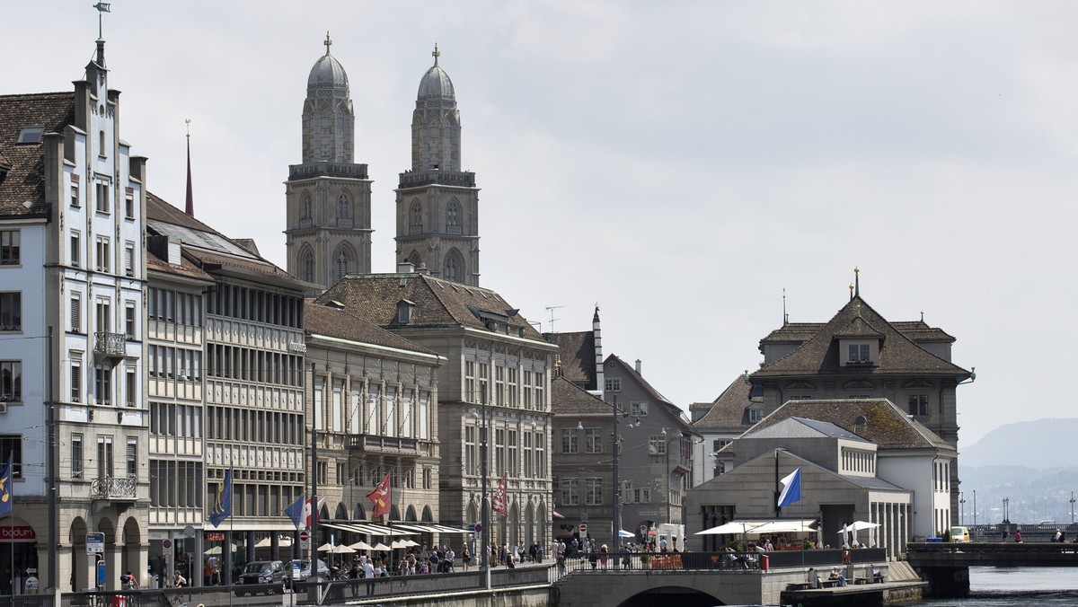 View on the Limmat River, the Limmat quai with the big Munster, left, and City Hall, right, in Zurich, pictured on July 16, 2013. (KEYSTONE/Gaetan Bally)

Blick auf die Limmat, das Limmatquai mit dem  ...