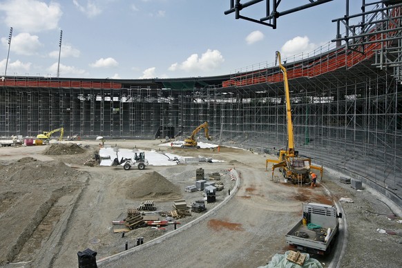 ARCHIV - ZUR MELDUNG, DASS IMPLENIA DEN STREIT UM DIE FINANZIERUNG DES ZUERCHER LETZIGRUND-STADIONS ANS BUNDESGERICHT WEITERZIEHT, STELLEN WIR IHNEN FOLGENDES ARCHIVBILD ZUR VERFUEGUNG - Auf der Baust ...