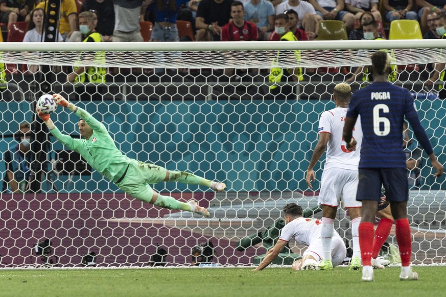 epa09309714 Switzerland&#039;s goalkeeper Yann Sommer (L) in action during the UEFA EURO 2020 round of 16 soccer match between France and Switzerland in Bucharest, Romania, 28 June 2021. EPA/JEAN-CHRI ...