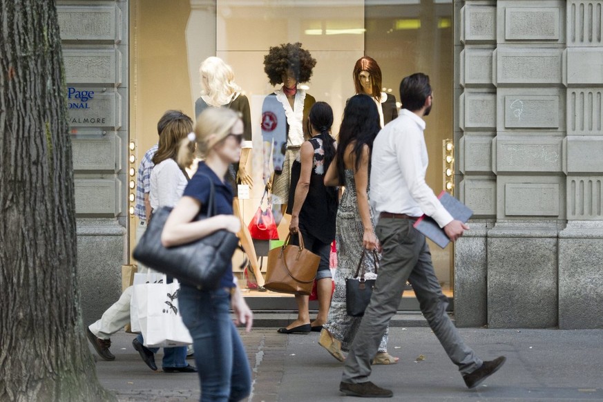 Menschen bewegen sich auf der Bahnhofstrasse am Donnerstag, 9. August 2012 in Zuerich. (KEYSTONE/Ennio Leanza)..