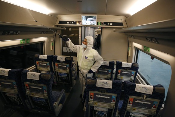 Ein Südkoreanischer Zug wird mit Desinfektionsmittel besprüht.