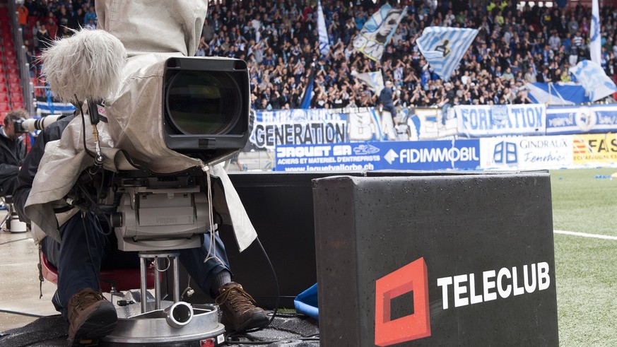 ARCHIV --- ZUR MELDUNG, DASS DIE WEKO FUER SWISSCOM EINE HOHE BUSSE FORDERT, STELLEN WIR IHNEN FOLGENDES BILD ZUR VERFUEGUNG --- Un cameraman de la television, TV, Teleclub filme la rencontre de footb ...