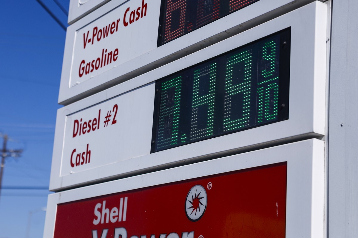 epa13213135 The price of diesel at the Shell gas station at the corner of Sunland Boulevard and Vanowen Street in Los Angeles, California, USA, 04 September 2026. Gasoline prices have reached an all-t ...