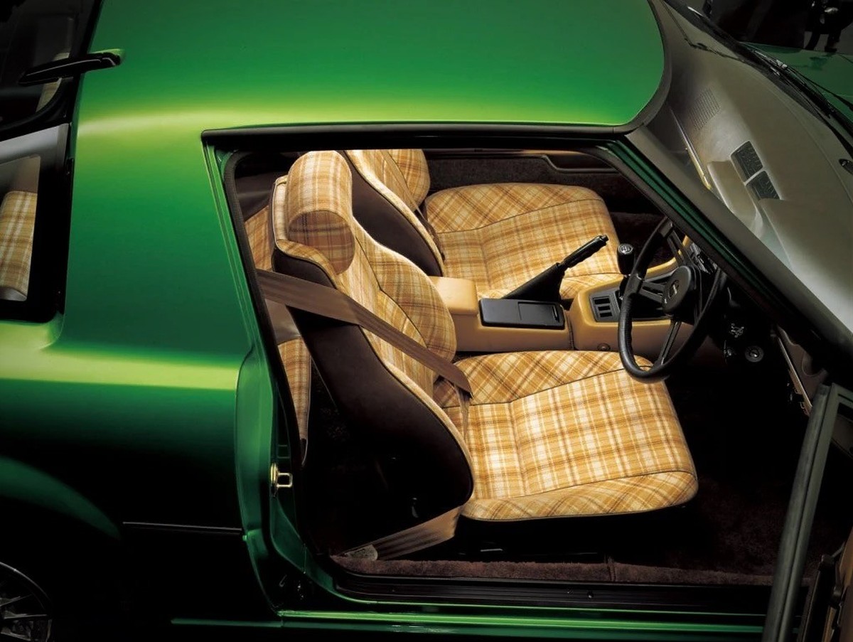 1979 Mazda RX-7 - plaid interior
https://petroliciouscunt.com/blogs/articles/mazda-rx-7-buzz