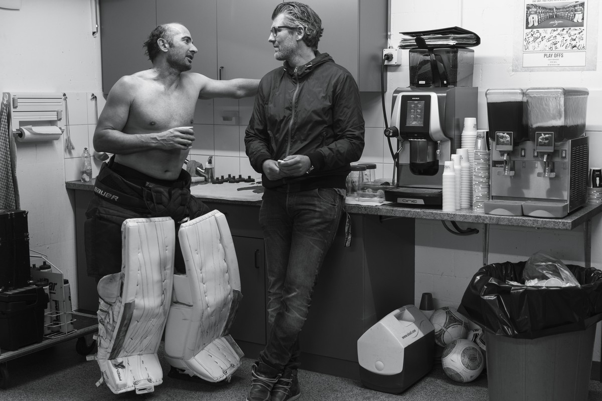 Kloten, 19.12.16, Torhueter Martin Gerber und Teammanager Beat Equilino unterhalten sich in der Garderoben Küche. Das Bild wurde im Rahmen der fotografischen Arbeit "Hinter dem Vorhang" von  ...