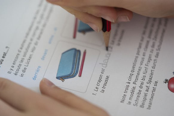 Ein Maedchen macht zu Hause ihre Franzoesischhausaufgaben, fotografiert am Mittwoch, 10. September 2025 in Zuerich. (KEYSTONE/Gaetan Bally)