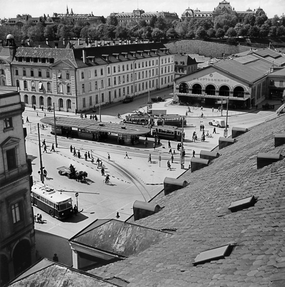 Der Bahnhof in Bern, 1939, mit Bahnhofplatz und Tramhaltestelle, dem Burgerspital, links, und der Universitaet, Hintergrund Horizont. (KEYSTONE/PHOTOPRESS-ARCHIV/Str) === , ===