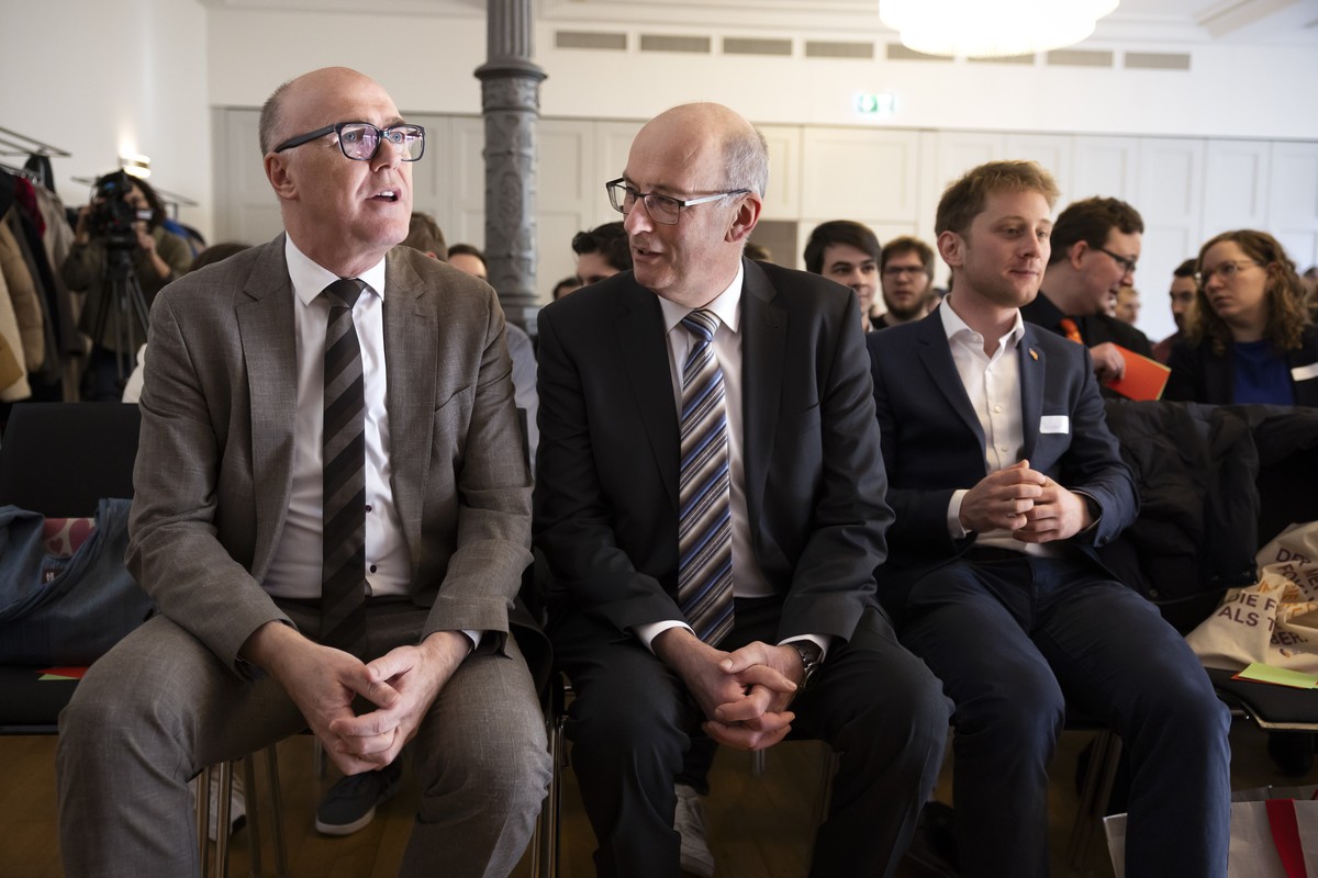 Die beiden Bundesratskandidaten Markus Ritter, Nationalrat Mitte-SG, Mitte, und Martin Pfister, Regierungsrat Kanton Zug, links, beim Hearing der Bundesratskandidaten bei der Jungen Mitte, am Samstag, ...