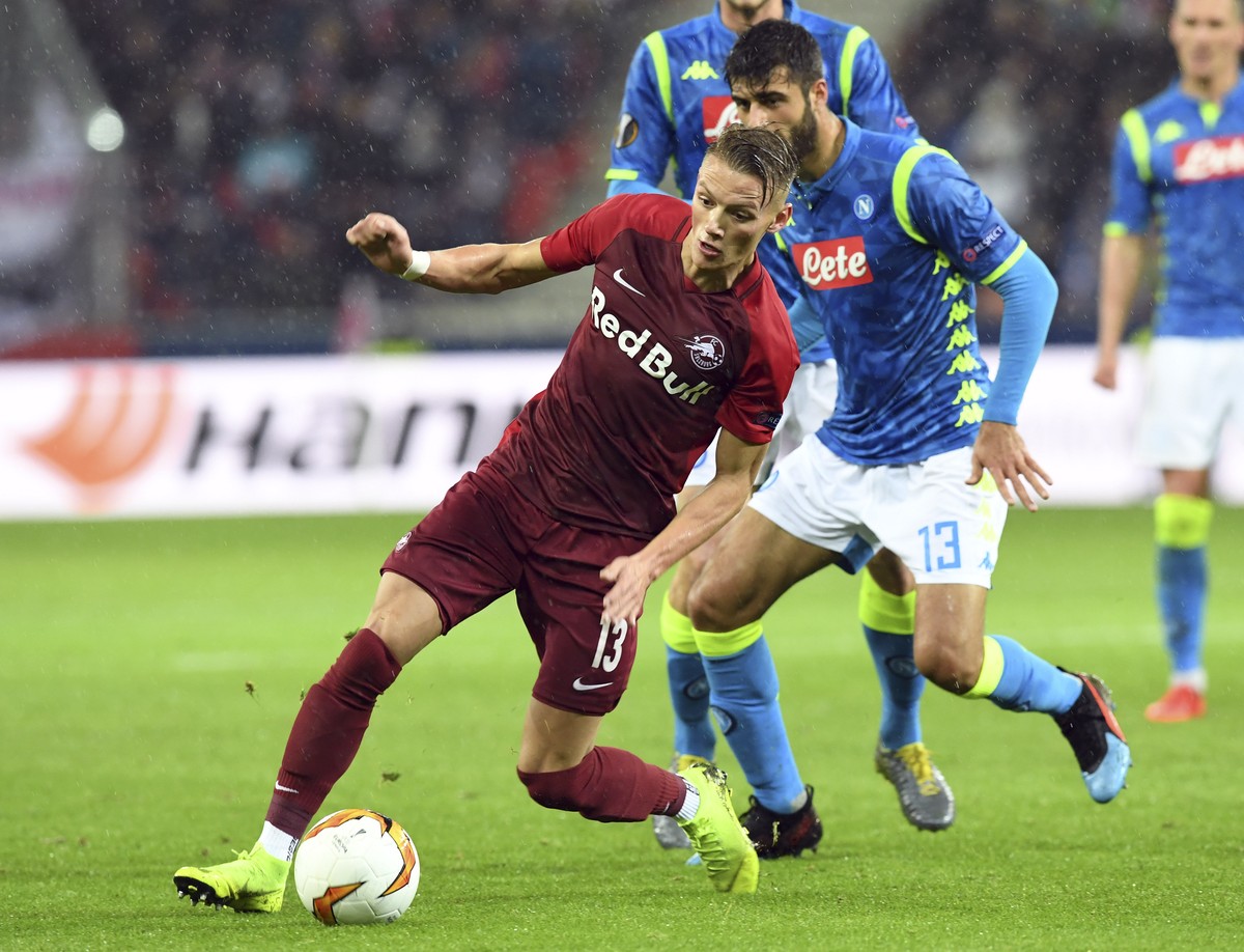 Salzburg's Hannes Wolf, left, and Napoli's Sebastiano Luperto vie for thew ball during the Europa League round of 16 second leg soccer match between FC Salzburg and Napoli in the Arena stadi ...