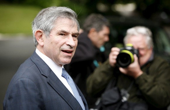 epa01012411 Outgoing World Bank President Paul Wolfowitz speaks to members of the media outside his home in Chevy Chase, Maryland, U.S. on 18 May 2007. Wolfowitz and the bank agreed to the terms of hi ...