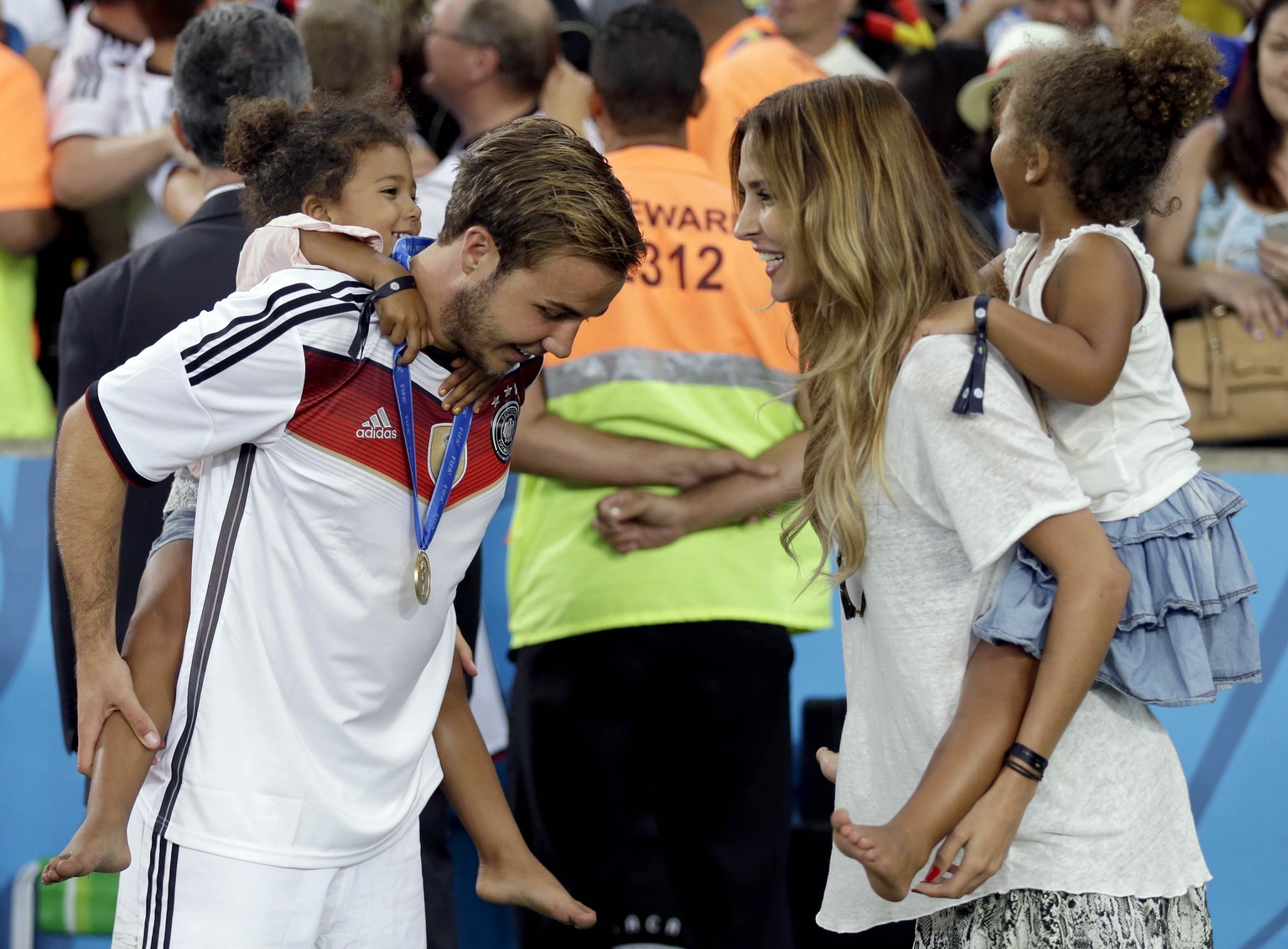 Mario Götze und Ann-Kathrin Brömmel haben den Plausch mit den Boateng-Zwillingen.