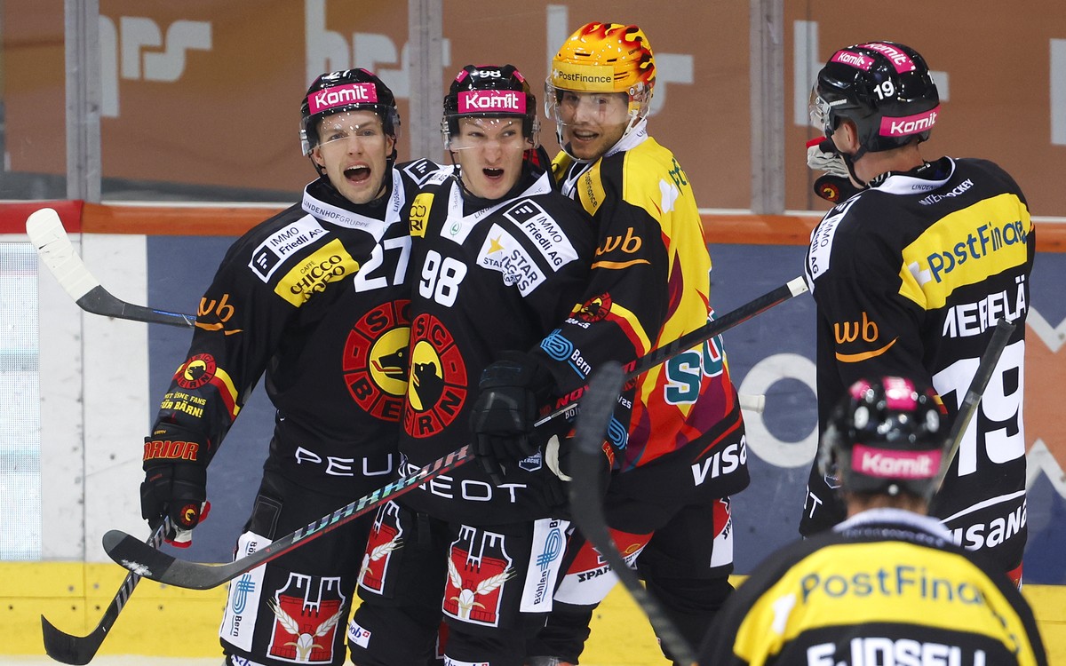 Austin Czarnik (SCB), Benjamin Baumgartner (SCB), PostFinance Top Scorer Ramon Untersander (SCB), Waltteri Merelae (SCB) und Victor Ejdsell (SCB), von links, jubeln ueber das Tor zum 3-0 im Eishockey  ...