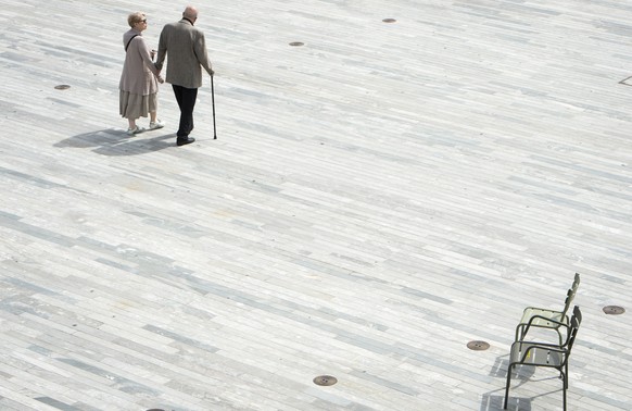 ARCHIV --- ZUM DER VOM BUNDESRAT GEPLANTEN EINSCHRAENKUNG DES PENSIONSKASSEN-VORBEZUGS STELLEN WIR IHNEN FOLGENDE BILDER ZUR VERFUEGUNG --- Ein Rentnerpaar passiert den Sechselaeutenplatz vor der Medi ...