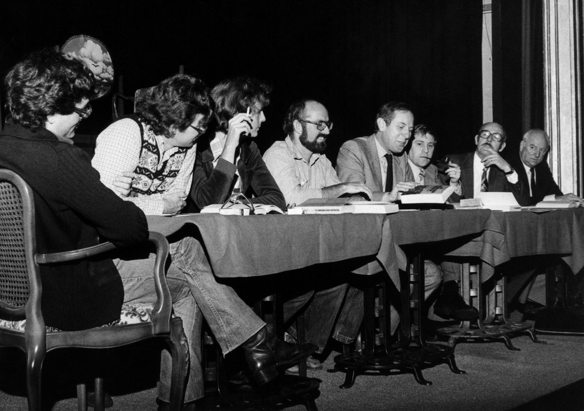 Die Buchautoren von "Die unheimlichen Patrioten - politische Reaktionen in der Schweiz" Peter Niggli, Ueli Haldemann, Peter Haffner und Juerg Frischknecht, von links, duerfen mit den Exponen ...