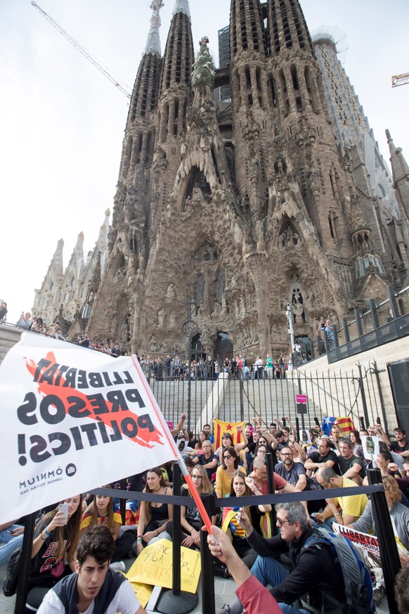 epa07929942 Protesters gather at the Sagrada Familia basilica in Barcelona, Spain, 18 October 2019, during the general strike called as a protest against the sentence that condemns Catalan leaders to  ...