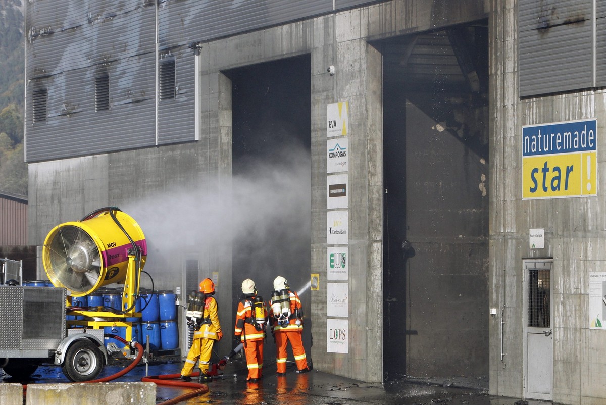 Loescharbeiten nach einem Brand in einer Biogasanlage in Altdorf im Kanton Uri, am Samstag 3. November 2012. Aus noch ungeklaerten Gruenden ist in der Biogasanlage in Altdorf am Samstagmorgen ein Bran ...