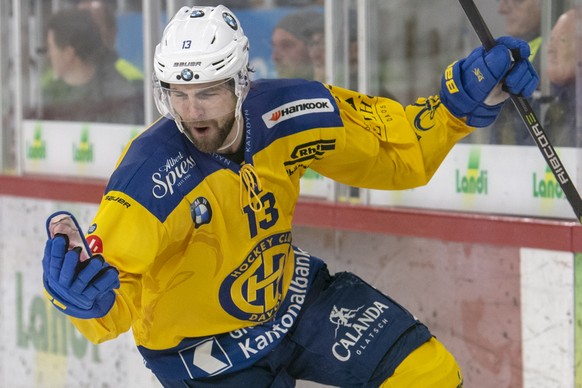 Davos Luca Hischier, jubelt, waehrend dem Meisterschaftsspiel der National League, zwischen dem EHC Biel und dem HC Davos, am Samstag 17. November 2018 in der Tissot Arena in Biel. (KEYSTONE/Marcel Bi ...