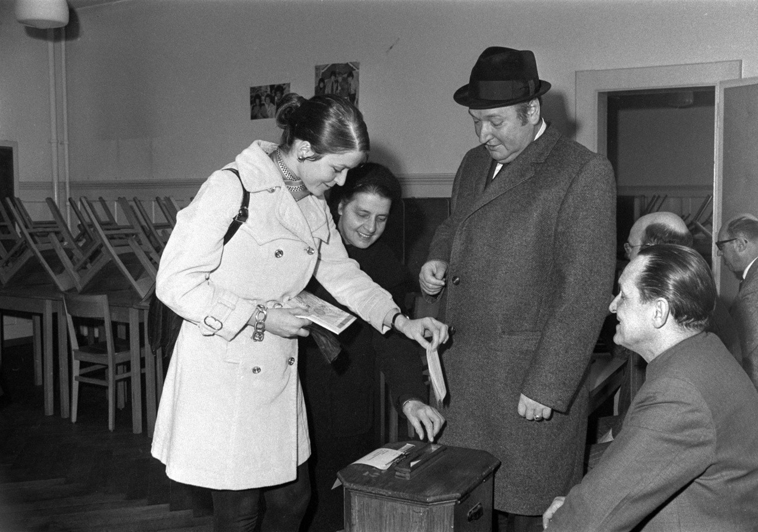 Seit Jahresbeginn besitzen die Stadtberner Frauen das Stimm- und Wahlrecht. Eine junge Frau wirft ihren Wahltzettel in die Urne. Aufgenommen in Bern am 1. Maerz 1970. (KEYSTONE/PHOTOPRESS-ARCHIV/Joe W ...