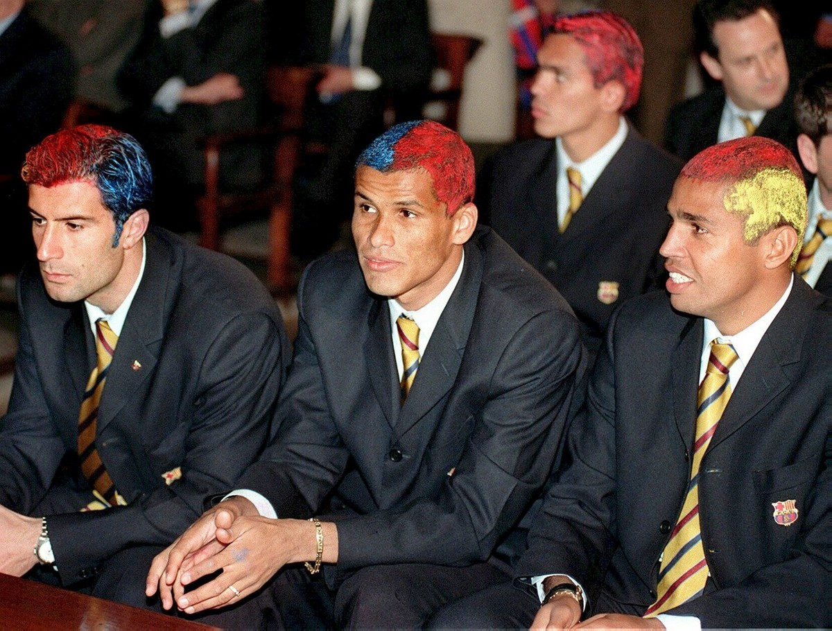 B107 - 19980419 - BARCELONA, SPAIN : FC Barcelona s players (from left to right) Portuguese Luis Figo, Barbosa Ferreira "Rivaldo", Giovanni Silva, Sonny Anderson, all three from Brazil, with ...