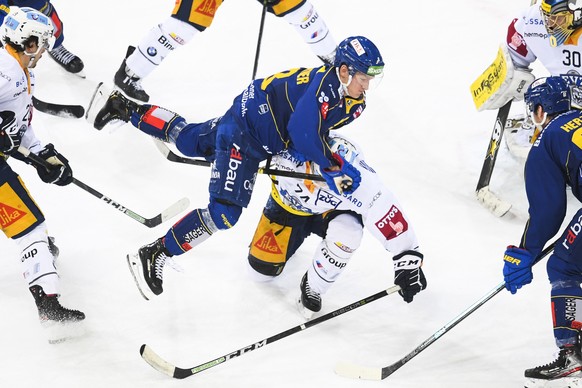 Davos&#039; Benjamin Baumgartner fliegt ueber Zugs Johan Morant, beim Eishockey-Qualifikationsspiel der National League zwischen dem HC Davos und dem EV Zug, am Donnerstag, 30. Januar 2020, im Eisstad ...