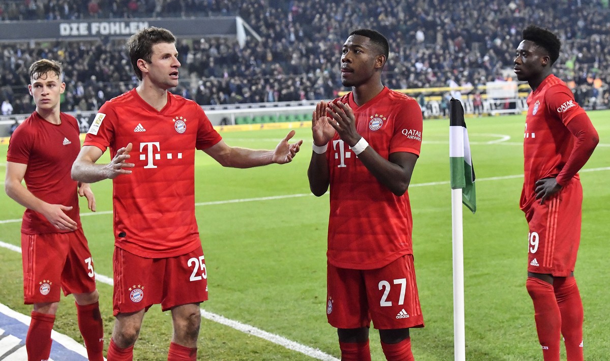 Bayern's Joshua Kimmich, Thomas Mueller, David Alaba and Alphonso Davies, from left, stand on the pitch disappointed after losing the German Bundesliga soccer match between Borussia Moenchengladb ...