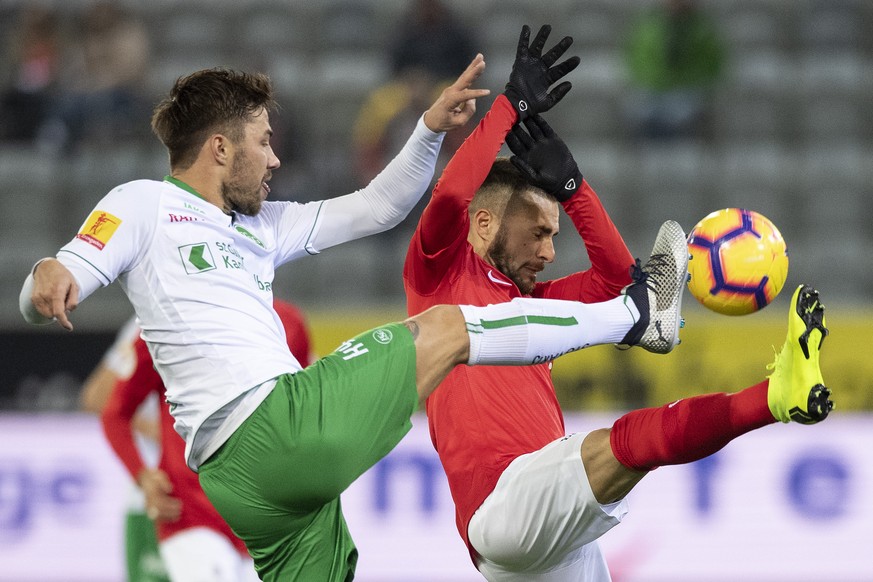 Thuns Dejan Sorgic, rechts, im Duell mit St. Gallens Alain Wiss im Fussball Meisterschaftsspiel der Super League zwischen dem FC Thun und dem FC St. Gallen, am Samstag, 1. Dezember 2018, in der Stockh ...