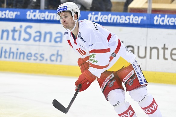 SC Rapperswil-Jona Lakers Roman Cervenka trifft den Penalty gegen Davos Torhueter Sandro Aeschlimann in Spiel 2 des Playoff 1/4 Final Eishockeyspiels der National League zwischen dem HC Davos und den  ...