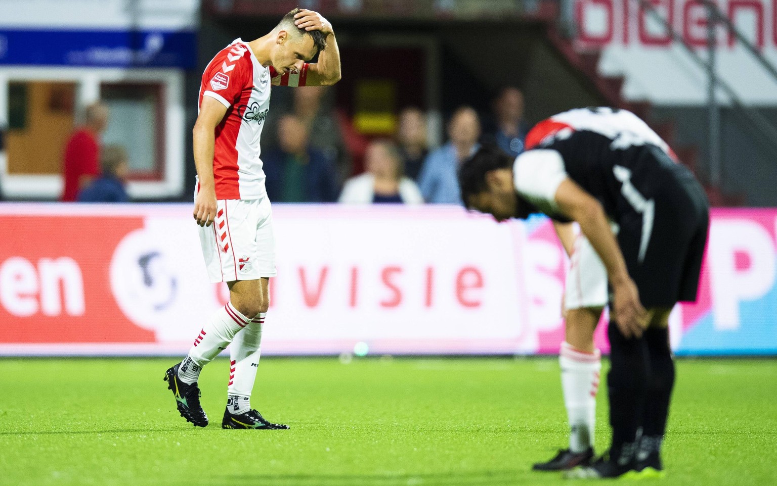 IMAGO / Pro Shots

EMMEN, 13Ã08-2021, De Oude Meerdijk, Keukenkampioendivisie season 2021-2022. Emmen - Eindhoven.FC Emmen player Jeff Hardeveld being sent off after foul on FC Eindhoven player Joey  ...