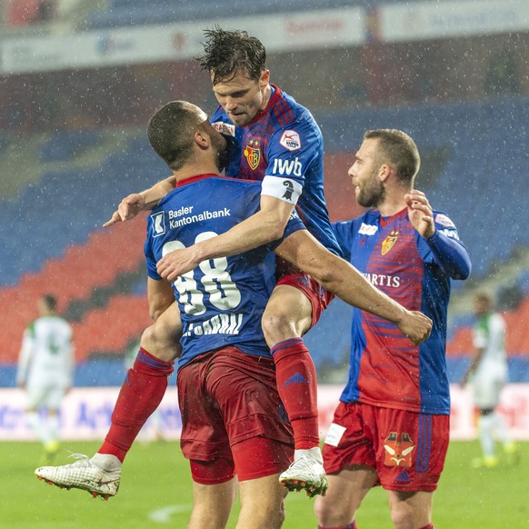 Basels Arthur Cabral, Valentin Stocker und Pajtim Kasami, von links, freuen sich nach dem 1:0 im Fussball Meisterschaftsspiel der Super League zwischen dem FC Basel 1893 und dem FC St. Gallen 1879 im  ...