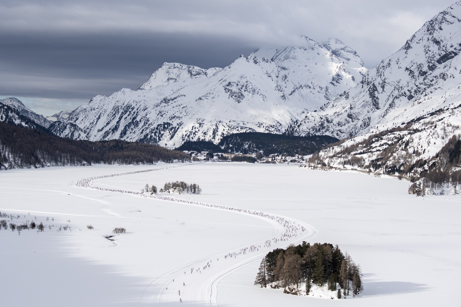 epa07426591 Athletes compete on the way from Maloya to S-Chanf during the 51st annual Engadin skiing marathon in Sils, Switzerland, 10 March 2019. EPA/ENNIO LEANZA