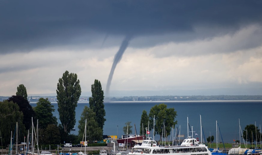 Eine Wasserhose jagt über den Bodensee bei Friedrichshafen.