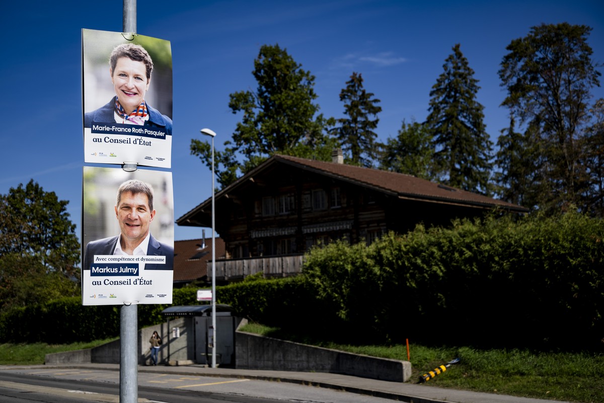 Une affiche de la candidate Marie-France Roth Pasquier et du candidat Markus Julmy, Le Centre, pour le Conseil d'Etat a l'occasion des prochaines elections cantonales le vendredi 25 septembr ...