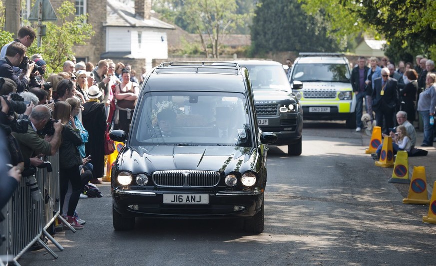 Polizei-Eskorte für einen Leichenwagen:&nbsp;Fotografen 21. April in in Faversham.&nbsp;