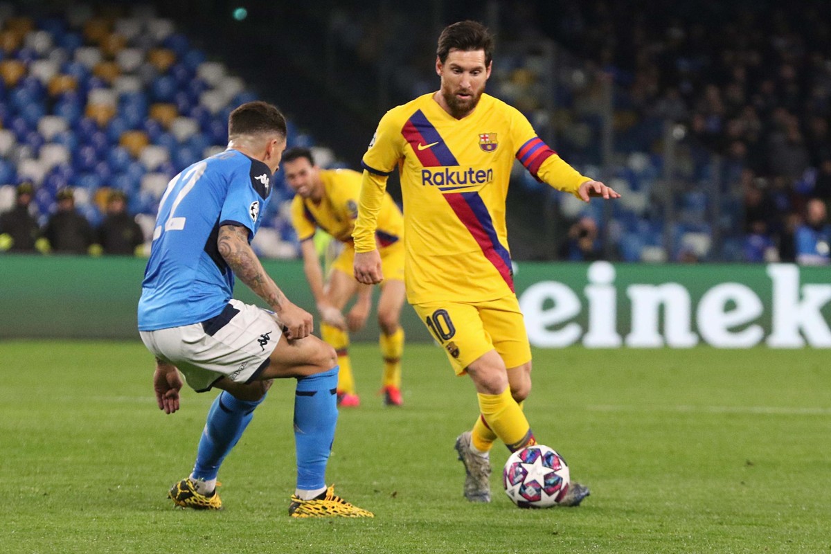 epa08247774 Napoli's Giovanni Di Lorenzo (L) and Barcelona's Lionel Messi in action during the UEFA Champions League round of 16 first leg soccer match between SSC Napoli vs FC Barcelona at  ...