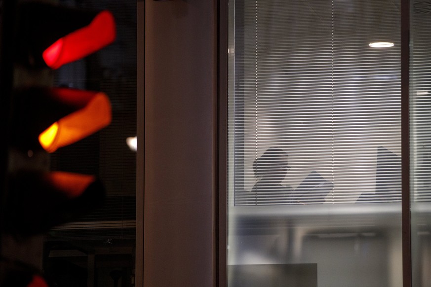 epa06625614 Information Commissioner&#039;s Office (ICO) enforcement officers are seen though a window as they search the Cambridge Analytica headquarters in London, Britain, 23 March 2018. The compan ...