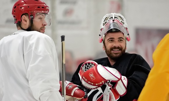 ARCHIVBILD ZUM RUECKTRITT VON EISHOCKEY-TORWART MARTIN GERBER, AM MITTWOCH, 26. APRIL 2017 - Carolina Hurricanes&#039; Martin Gerber, center, of Switzerland, laughs with teammates Josef Vasicek, left, ...