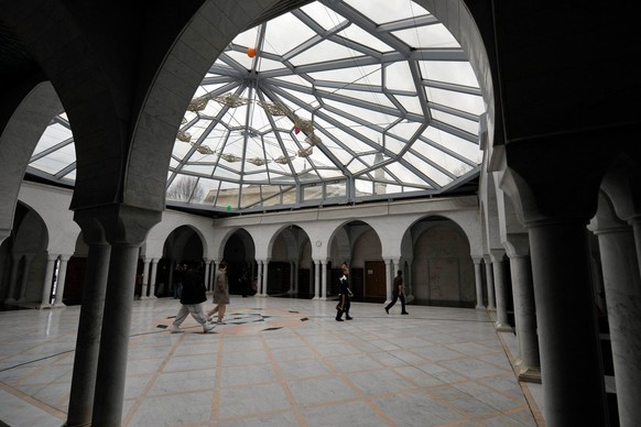 The minaret of the big mosque of Geneva captured this Sunday 29 November 2009 at Petit-Saconnex in Switzerland. Swiss people accepted this Sunday the initiative forbidding the construction of new mina ...