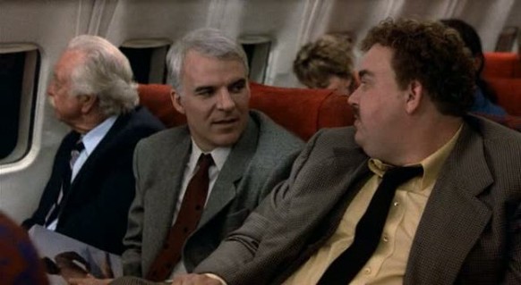 Steve Martin auf dem Mittelsitz in «Ein Ticket für Zwei» (1987).