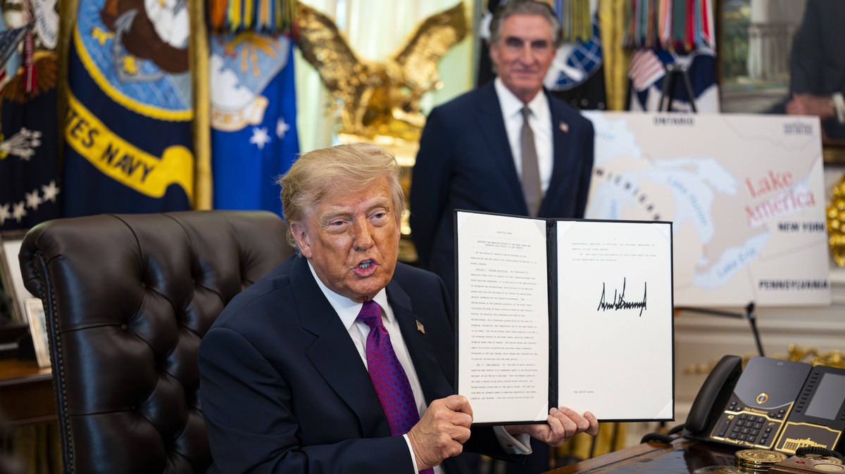 August 27, 2026, Washington, District Of Columbia, USA: WASHINGTON, DC - AUGUST 27: United States President Donald J Trump shows a signed executive order to rename Lake Ontario as Lake America, amid a ...