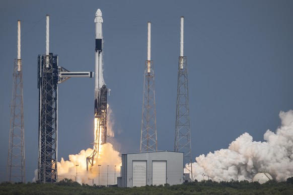 epa11630965 NASA&#039;s SpaceX Crew-9 mission lifts off in a Dragon spacecraft, on a SpaceX Falcon 9 rocket, from the launch pad of Space Launch Complex-40 at Cape Canaveral Space Force Station in Flo ...