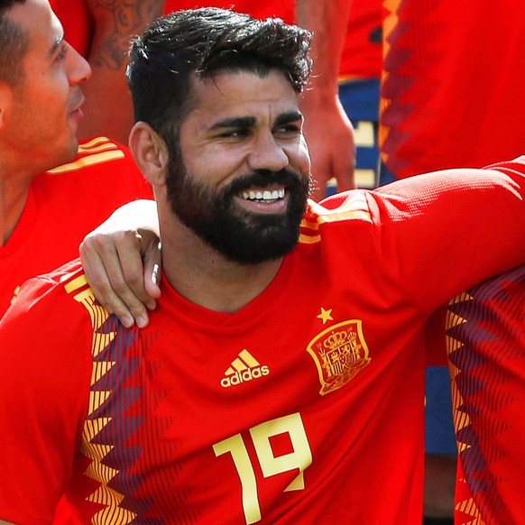 epa06786037 Spanish national soccer team players Lucas Vazquez (R) and Diego Costa (C) attend their team&#039;s training session at Las Rozas sports facilities in Madrid, Spain, 05 June 2018. The Span ...