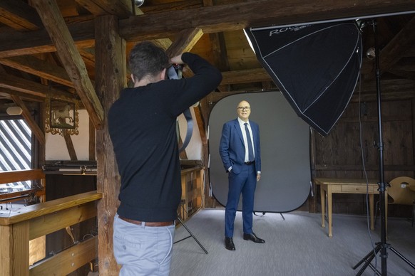 Der Zuger Regierungsrat Martin Pfister posiert fuer einen Fotografen anlaesslich einer Medienkonferenz zu seiner Bundesratskandidatur am Donnsrstag, 6. Februar 2025 in der Rathaus Scheuer in Baar im K ...