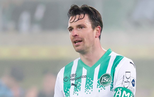 Lukas Goertler (SG), links, und Stephan Ambrosius (SG) reagieren waehrend dem Meisterschaftsspiel der Super League zwischen dem FC St. Gallen und dem FC Lugano am Mittwoch, 5. Februar 2025, im Stadion ...