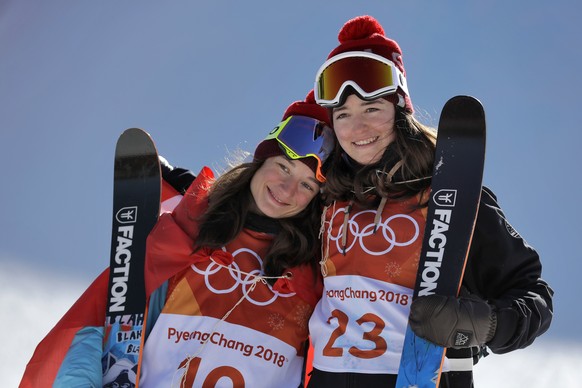 Links, Goldmedaillen-Gewinnerin Sarah Höfflin und links, Silbermedaillen-Gewinnerin Mathilde Gremaud.