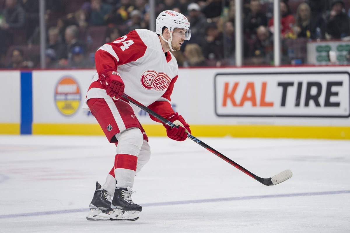 NHL, Eishockey Herren, USA Detroit Red Wings at Vancouver Canucks Feb 13, 2023 Vancouver, British Columbia, CAN Detroit Red Wings forward Pius Suter 24 skates against the Vancouver Canucks in the thir ...