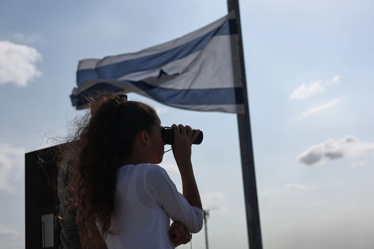 Une Israélienne observant la bande de Gaza.