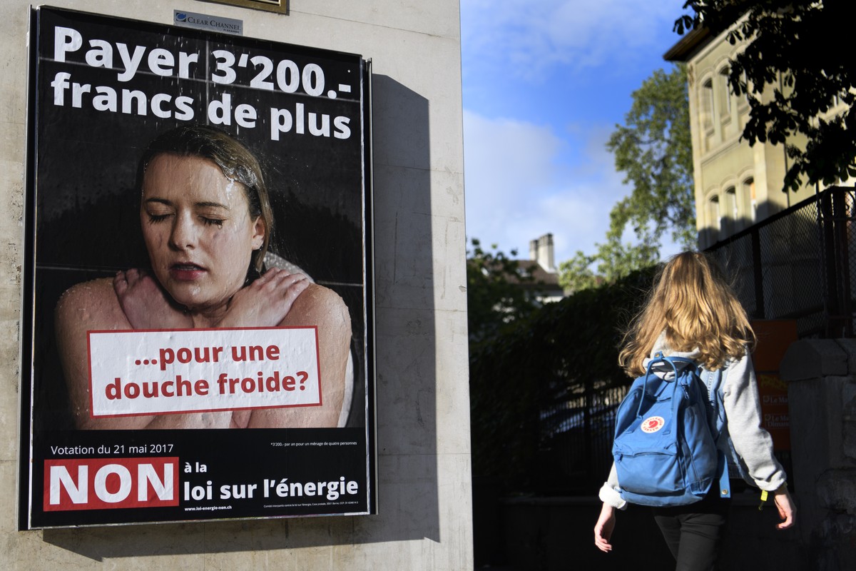 Une affiche inviant a voter non pour la loi sur l'energie photographiee ce mardi 9 mai 2017 a Lausanne. Le 21 mai 2017 le peuple suisse va voter sur la loi federale sur l'energie (LEne). (KE ...
