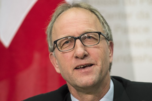 Peter Hegglin, Praesident der kantonalen Konferenz der Finanzdirektorinnen und Finanzdirektoren (FDK), spricht an einer Medienkonferenz zur Erbschaftssteuerreform, am Dienstag, 21. April 2015, in Bern ...