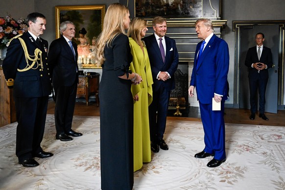 epa12195521 Dutch King Willem-Alexander and Queen Maxima, together with Crown Princess Amalia, greet US President Donald Trump at Paleis Huis Ten Bosch, prior to a dinner with participating heads of s ...